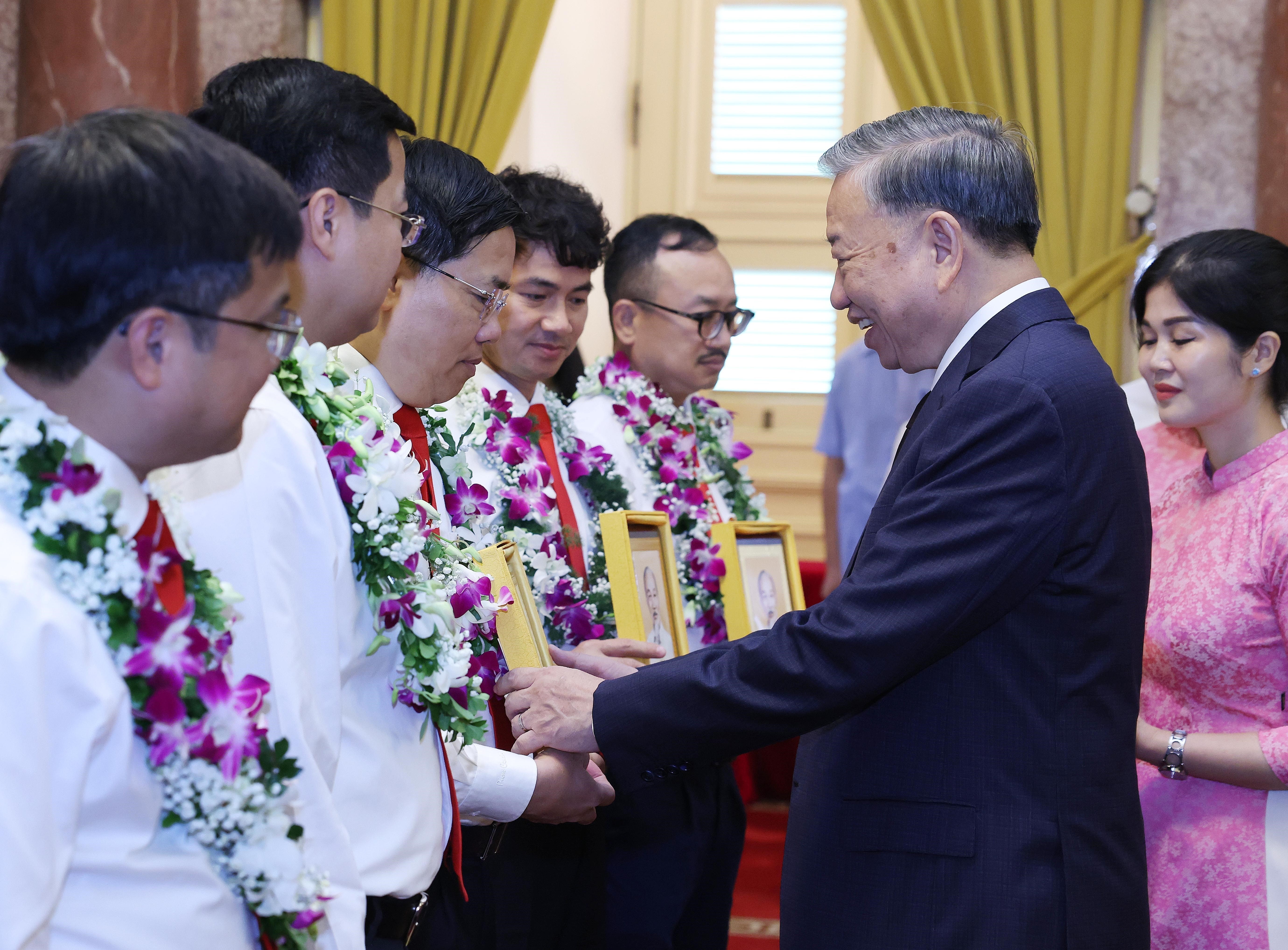 Tổng Bí thư, Chủ tịch nước Tô Lâm: &quot;Tham mưu giỏi, phục vụ tốt&quot; giúp nâng cao đạo đức công vụ