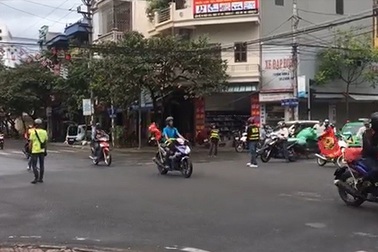 Vụ đoàn "phượt" chặn ngã tư giành đường như... xe ưu tiên:  Để đảm bảo an toàn giao thông (!)