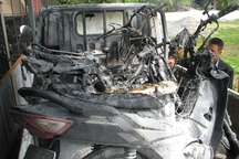 3 xe máy bốc cháy dữ dội trên xe chuyên dụng của CSGT