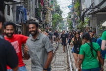 Tàu vừa đi qua, hàng trăm du khách ùa vào phố cà phê đường tàu ở Hà Nội