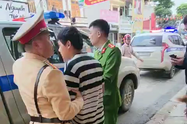 Cảnh sát giao thông bắt giữ đối tượng chém người rồi bỏ trốn