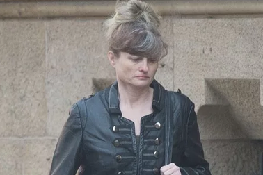 Bị ngăn mang thêm quần áo đi du lịch, điên tiết đâm bạn trai bằng dao