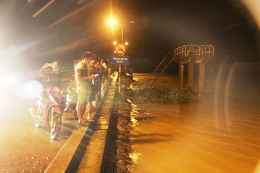 Trắng đêm căng mình canh lũ!