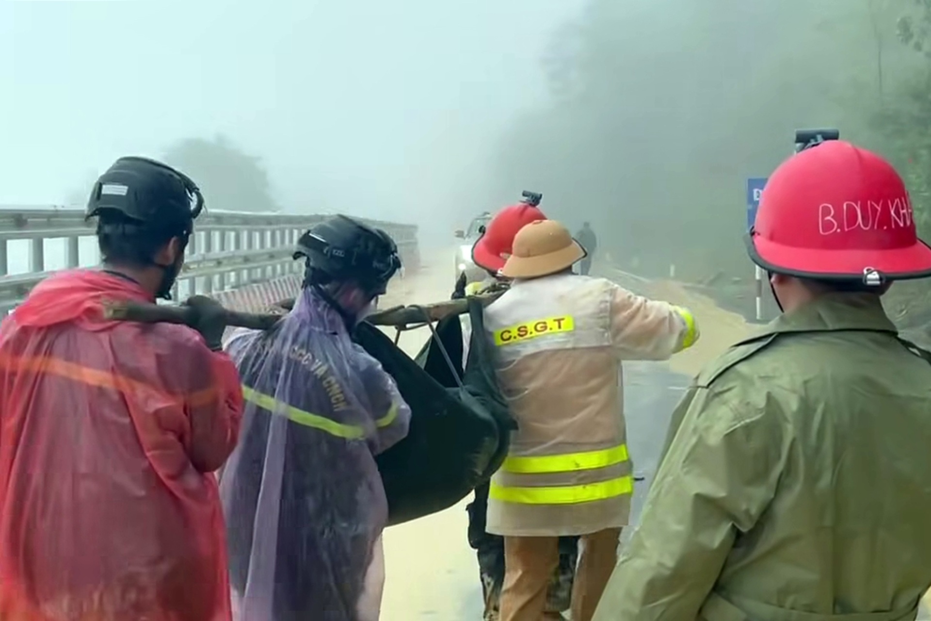 Mưa lớn, sạt lở ở Khánh Hòa làm 7 người tử vong, nhiều nơi ngập sâu - 11 Mưa lớn, sạt lở ở Khánh Hòa làm 7 người tử vong, nhiều nơi ngập sâu - 11