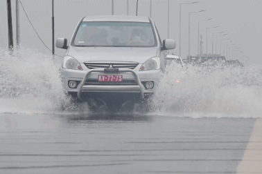 Nước lũ "rình rập" chia cắt quốc lộ 1A