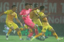 Trận CLB Hải Phòng - Sài Gòn FC suýt hủy vì mưa bão