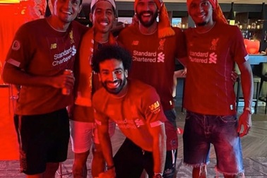 Dàn sao Liverpool vỡ òa, ăn mừng chức vô địch cực sung