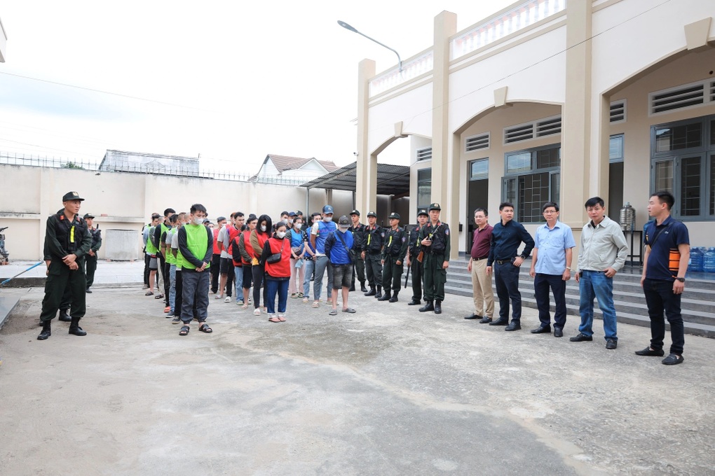 Triệt phá tổ chức quốc tế lừa đảo hàng trăm tỷ đồng của người Việt Nam - 2 Triệt phá tổ chức quốc tế lừa đảo hàng trăm tỷ đồng của người Việt Nam - 2