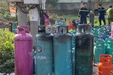 Hơn 50 cảnh sát "giải cứu" hàng trăm bình gas khỏi đám cháy