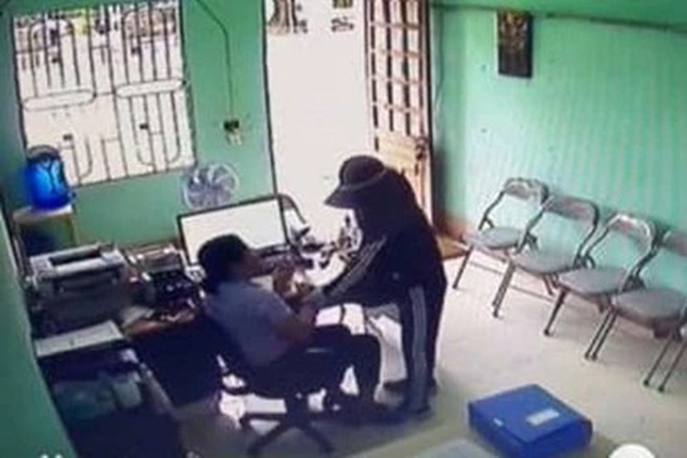 Nữ nhân viên quỹ tín dụng nhanh trí nhốt kẻ cướp trong phòng - 2 Nữ nhân viên quỹ tín dụng nhanh trí nhốt kẻ cướp trong phòng - 2