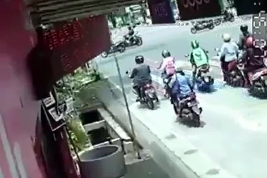 Cô gái đi xe máy bất ngờ ngã lăn xuống cống khi dừng chờ đèn đỏ