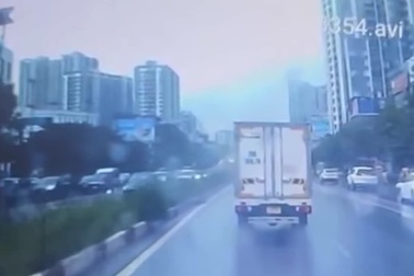 Xe tải lao vào dải phân cách vì tránh người đi bộ sang đường tùy tiện