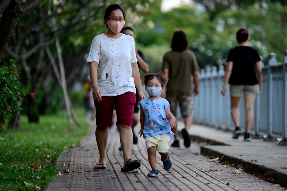 Người Sài Gòn vẫn kéo nhau ra bờ kênh tập thể dục trong mùa dịch - 10