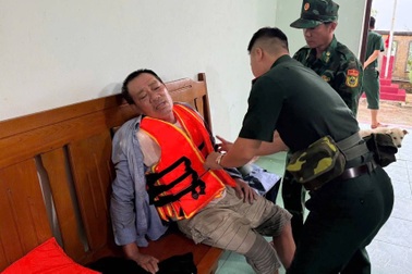 Cứu 3 ngư dân trên con tàu mắc cạn giữa sóng lớn gần đảo Lý Sơn