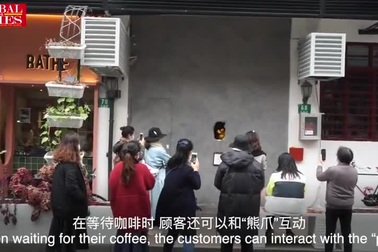 Sự thật bất ngờ phía sau lỗ thủng trên tường ở quán cafe đông khách bất thư