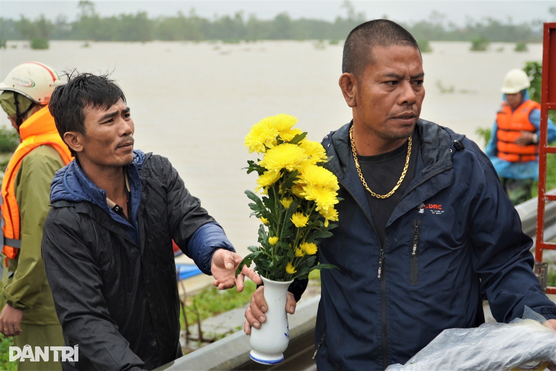 Đưa người quá cố đi hỏa táng giữa mênh mông nước lũ - 5 Đưa người quá cố đi hỏa táng giữa mênh mông nước lũ - 5