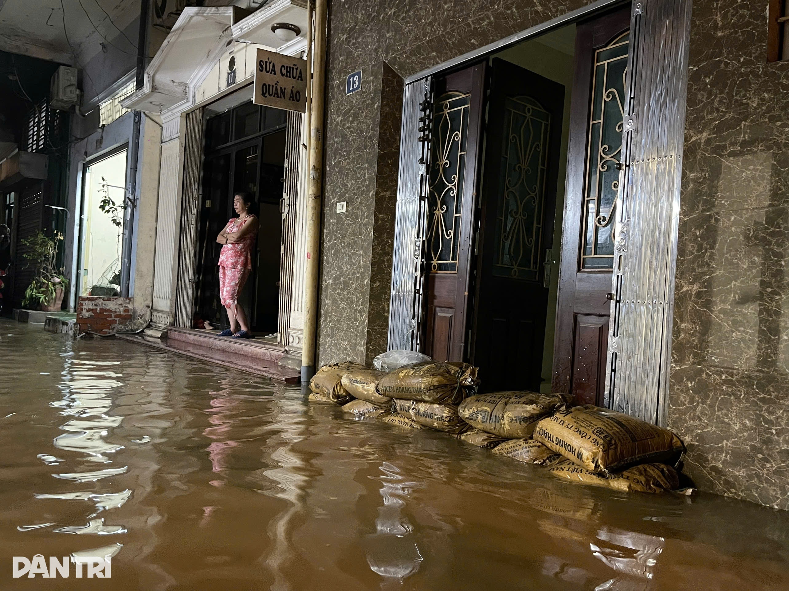 Fugindo de enchente no centro de Hanói, pessoas acendem velas, constroem sacos de areia e retiram água - 2 Chạy lũ giữa trung tâm Hà Nội, người dân thắp nến đắp bao cát, tát nước - 2