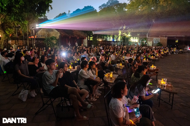 Người dân xếp hàng kín sân Văn Miếu xem trình chiếu 3D trong tour đêm