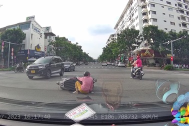 "Nữ ninja" bị tông ngã vì tạt đầu ô tô