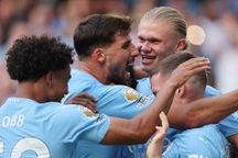 Haaland lập hat-trick, Man City xây chắc ngôi đầu bảng