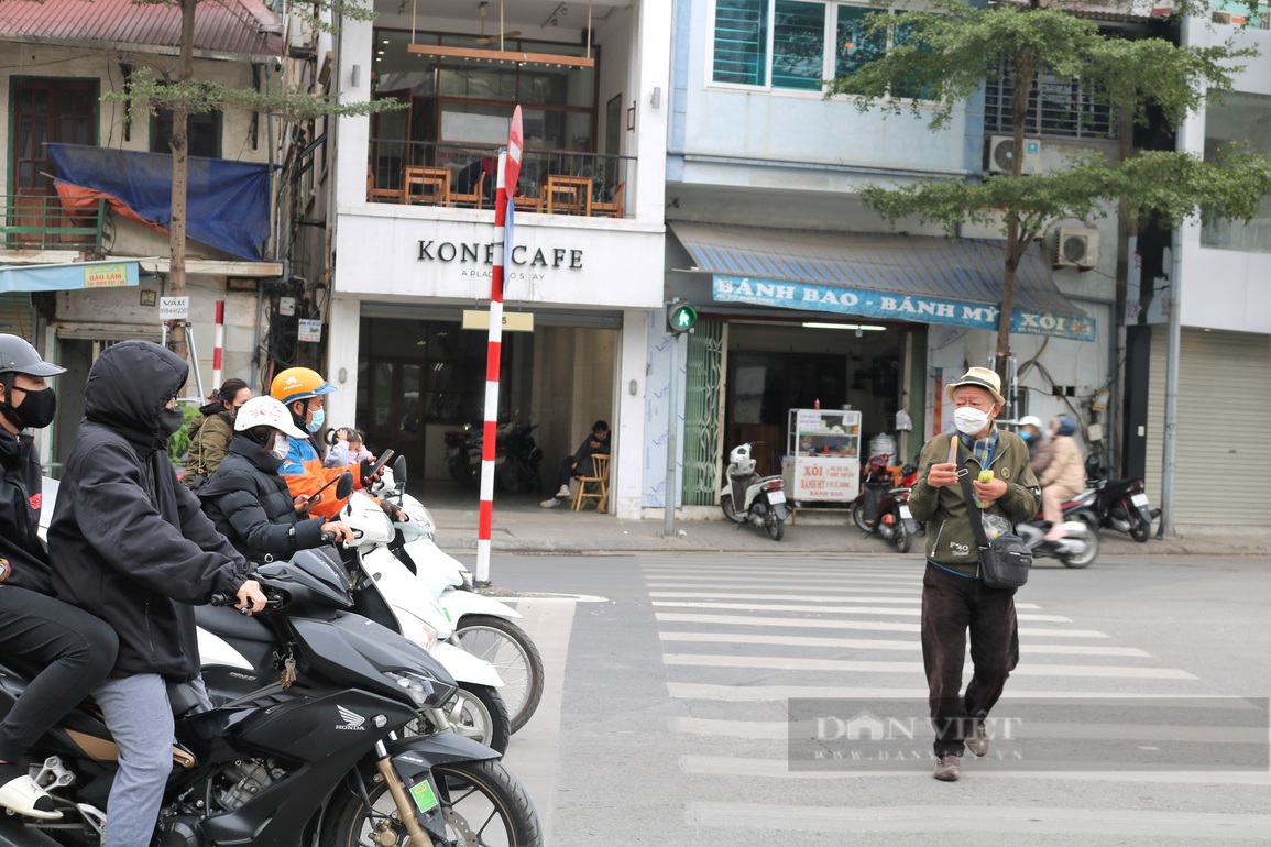 Nhói lòng hoàn cảnh cụ ông bán bút bi dạo mưu sinh dịp Tết trên phố Tôn Đức Thắng, Hà Nội - 2 Nhói lòng hoàn cảnh cụ ông bán bút bi dạo mưu sinh dịp Tết trên phố Tôn Đức Thắng, Hà Nội - 2