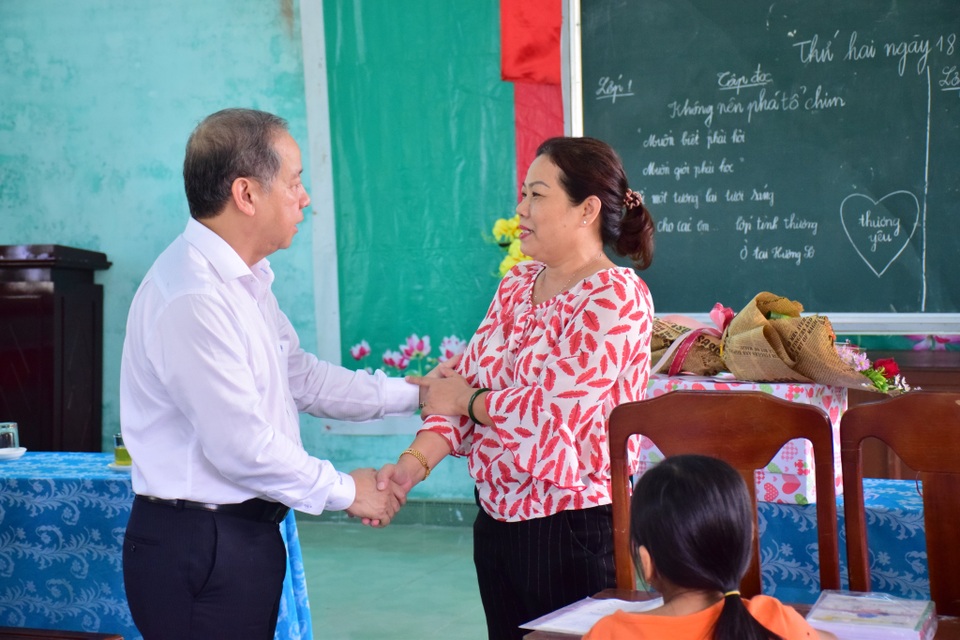 Chủ tịch tỉnh Thừa Thiên Huế thăm giáo viên lớp học tình thương - 3 Chủ tịch tỉnh Thừa Thiên Huế thăm giáo viên lớp học tình thương - 3
