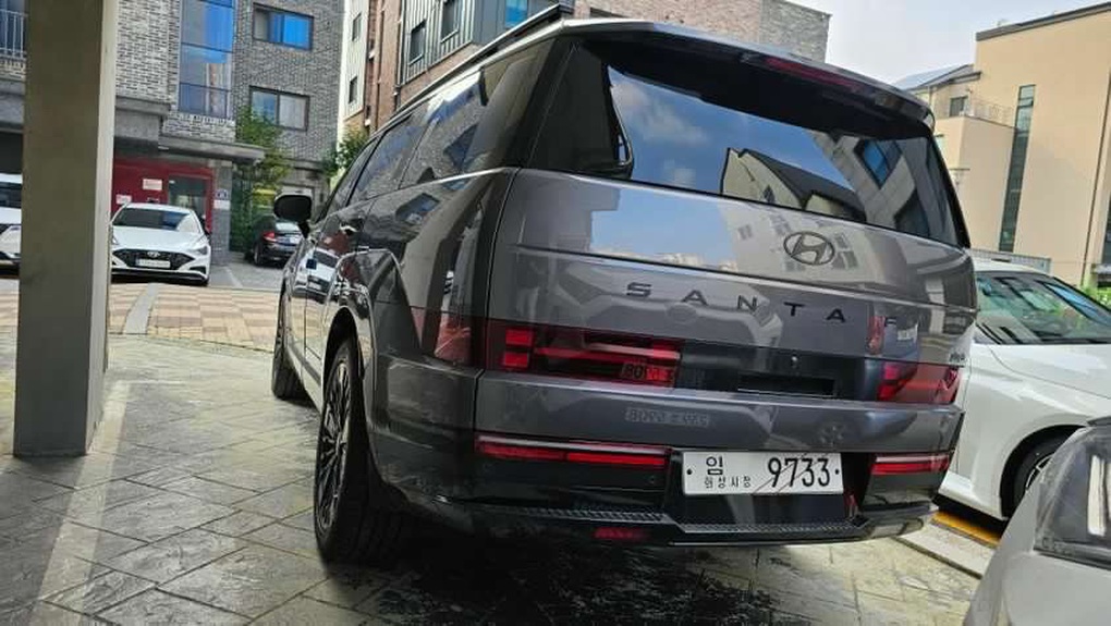 Hyundai Santa Fe 2024 bản hybrid cắm sạc được bắt gặp ngoài đời thực - 4 Hyundai Santa Fe 2024 bản hybrid cắm sạc được bắt gặp ngoài đời thực - 4