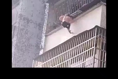 Chàng trai tay không leo lên tầng 4 giải cứu em bé mắc kẹt ngoài chuồng cọp