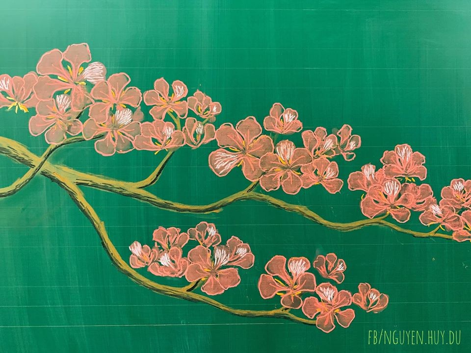 Thầy giáo vẽ hoa phượng lên bảng khiến người xem trầm trồ, ngưỡng mộ - 12 Thầy giáo vẽ hoa phượng lên bảng khiến người xem trầm trồ, ngưỡng mộ - 12