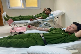 Ba chiến sĩ cảnh sát cùng làm một việc giúp bệnh nhân nguy kịch