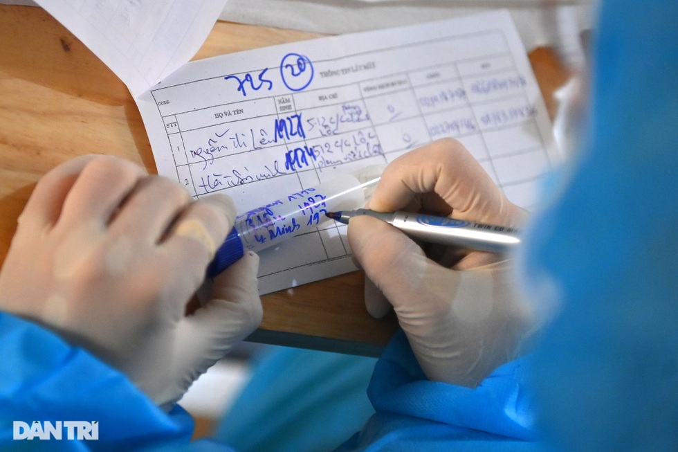 Nhân viên y tế kiệt sức, thay nhau chợp mắt nghỉ ngơi khi lấy mẫu ở TPHCM - 9 Nhân viên y tế kiệt sức, thay nhau chợp mắt nghỉ ngơi khi lấy mẫu ở TPHCM - 9