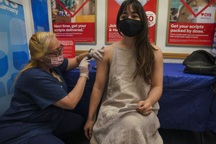 Vắc xin Covid-19 khan hiếm, khách du lịch đổ xô tới Mỹ tiêm chủng