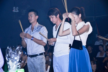 Nghệ sĩ dâng hương ngày giỗ tổ