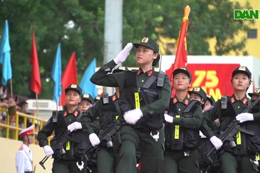 Hàng trăm nữ cảnh sát xinh đẹp diễu binh, diễu hành tại Hà Nội