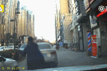 Nữ tài xế bị đấm vì bấm còi với người đi bộ trên vỉa hè