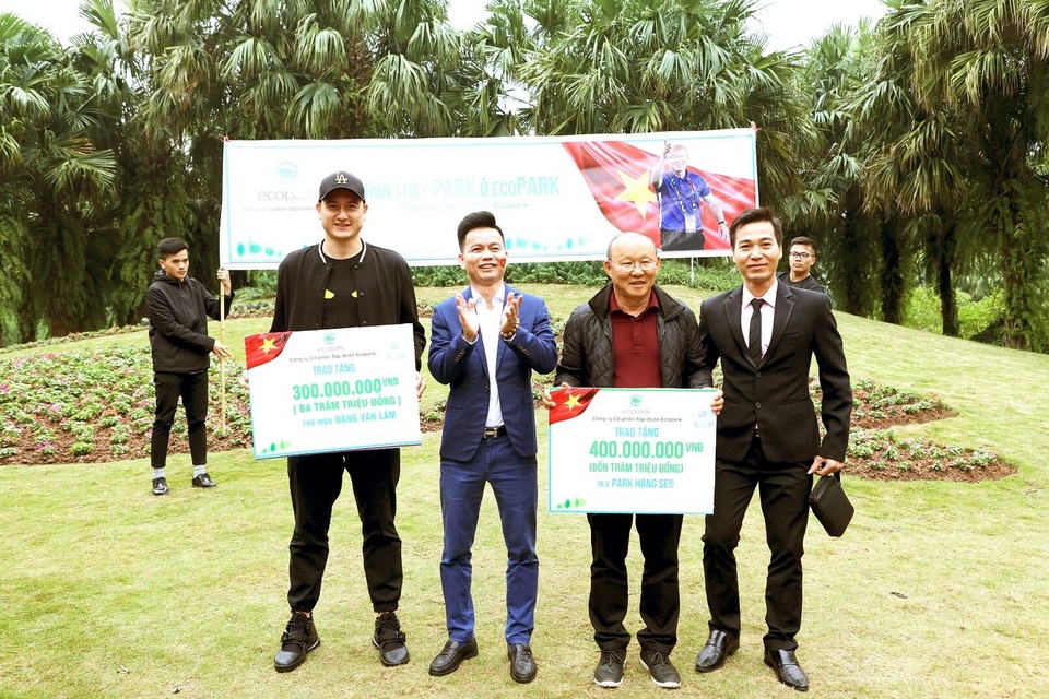 Cư dân Ecopark nồng nhiệt chào đón thầy trò HLV Park Hang Seo và thủ môn Đặng Văn Lâm - 1 Cư dân Ecopark nồng nhiệt chào đón thầy trò HLV Park Hang Seo và thủ môn Đặng Văn Lâm - 1