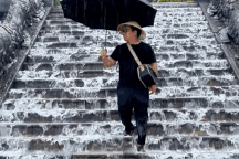 Đến Huế gặp mưa to như thác chảy, chàng trai biến luôn thành video gây sốt