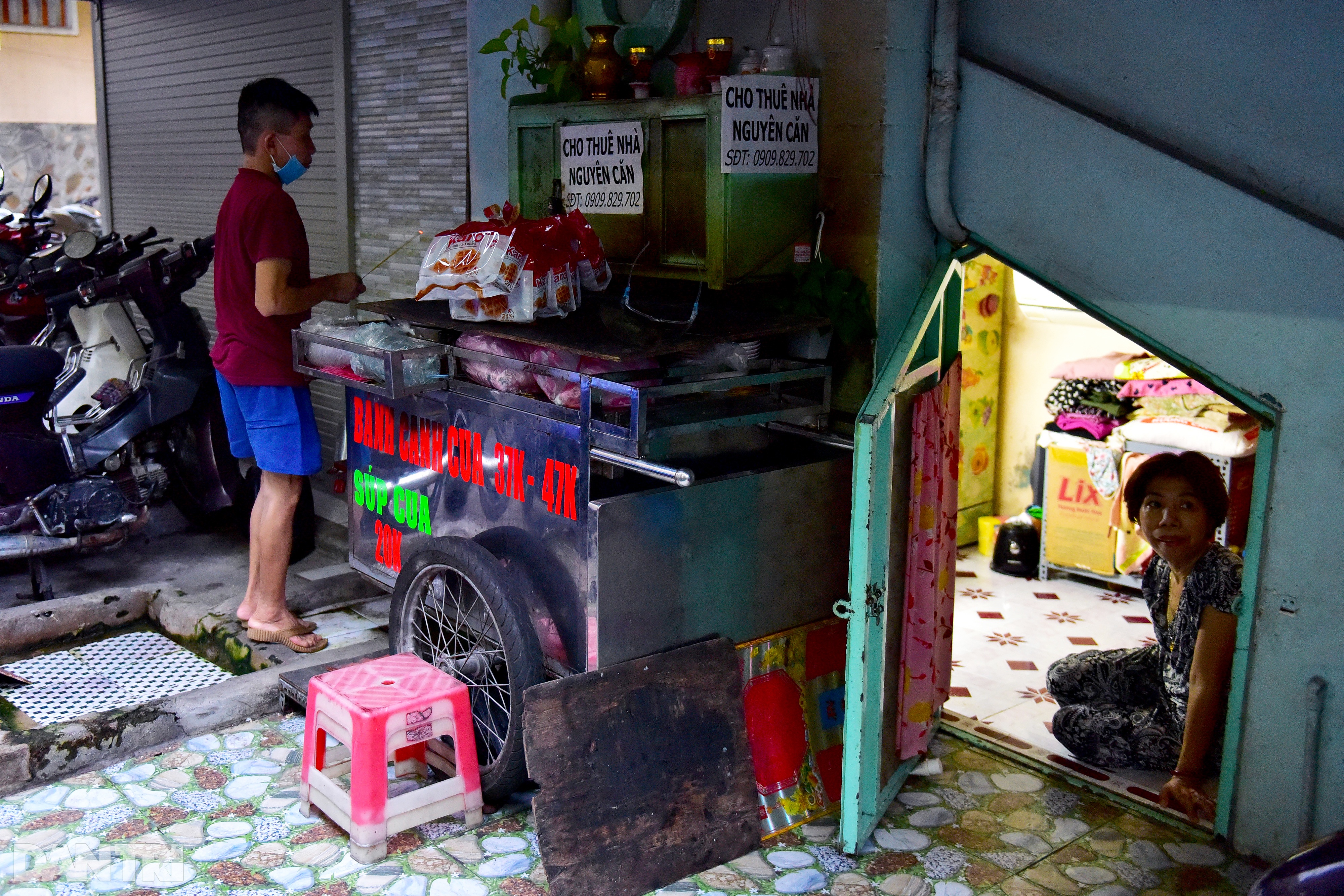 Cặp vợ chồng suốt 34 năm sống trong 5m2 dưới gầm cầu thang chung cư Sài Gòn - 2 Cặp vợ chồng suốt 34 năm sống trong 5m2 dưới gầm cầu thang chung cư Sài Gòn - 2