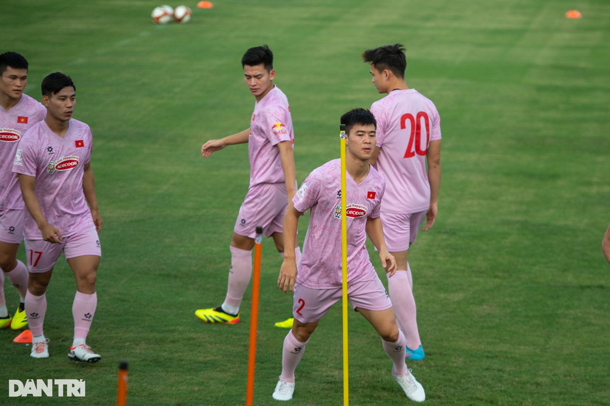 HLV Kim Sang Sik vui vẻ chơi bóng ma cùng tuyển thủ Việt Nam - 4