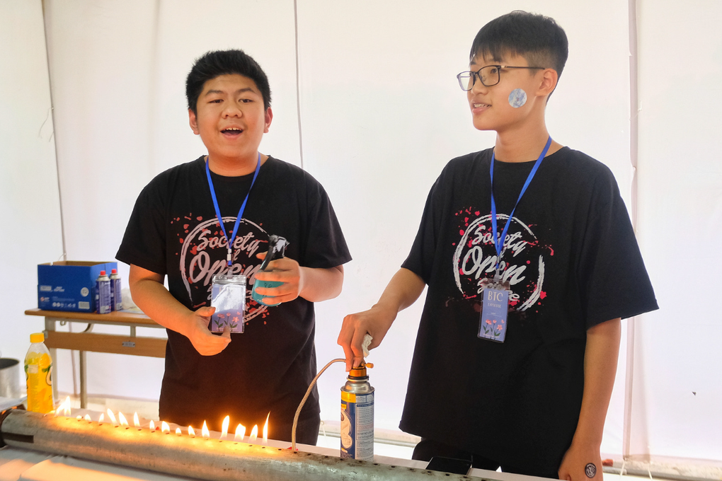 Học sinh trường Ams trình diễn điều khiển lửa tại triển lãm khoa học - 3 Học sinh trường Ams trình diễn điều khiển lửa tại triển lãm khoa học - 3