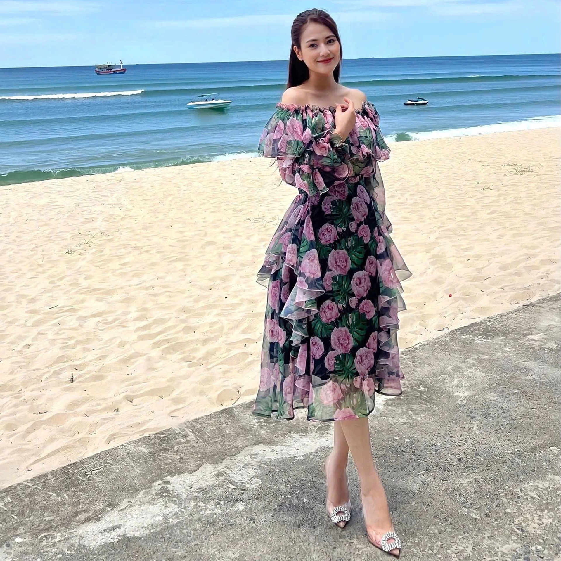 Việt Hoa U30: Nhan sắc xinh đẹp, phong cách thời trang thanh lịch - 6 Việt Hoa U30: Nhan sắc xinh đẹp, phong cách thời trang thanh lịch - 6