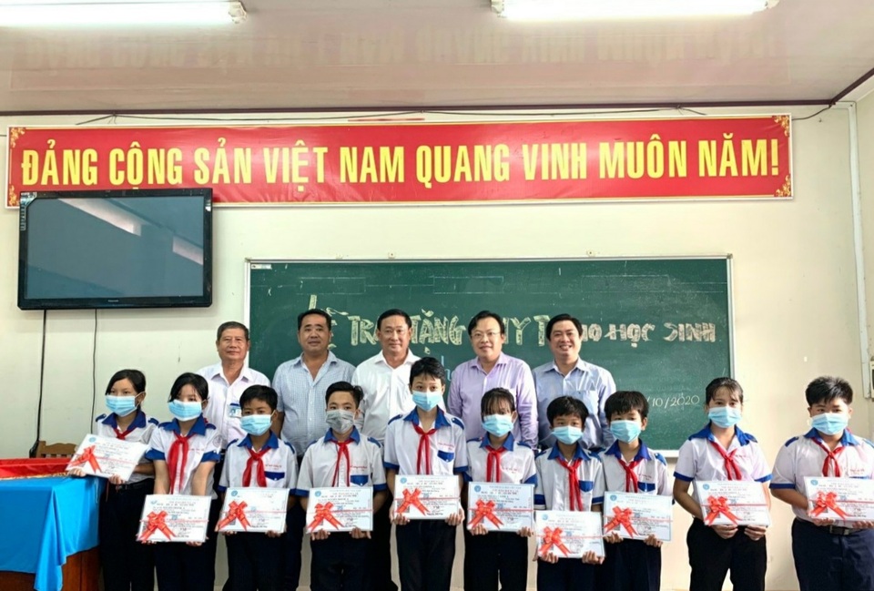 Trao tặng gần 100 thẻ BHYT cho học sinh khó khăn - 2 Trao tặng gần 100 thẻ BHYT cho học sinh khó khăn - 2
