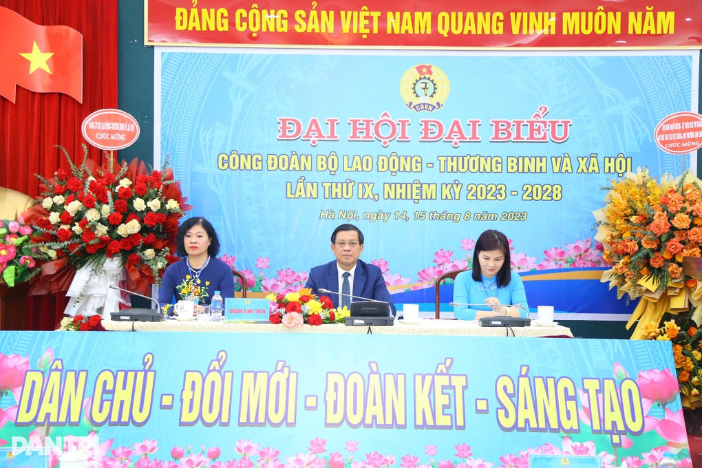 Ban chấp hành Công đoàn Bộ LĐ-TBXH khóa IX ra mắt đại hội - 2 Ban chấp hành Công đoàn Bộ LĐ-TBXH khóa IX ra mắt đại hội - 2