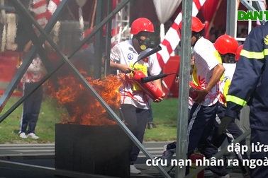 Người dân TPHCM tranh tài nghiệp vụ chữa cháy