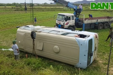 Xe chở công nhân lật xuống ruộng, ít nhất 10 người bị thương