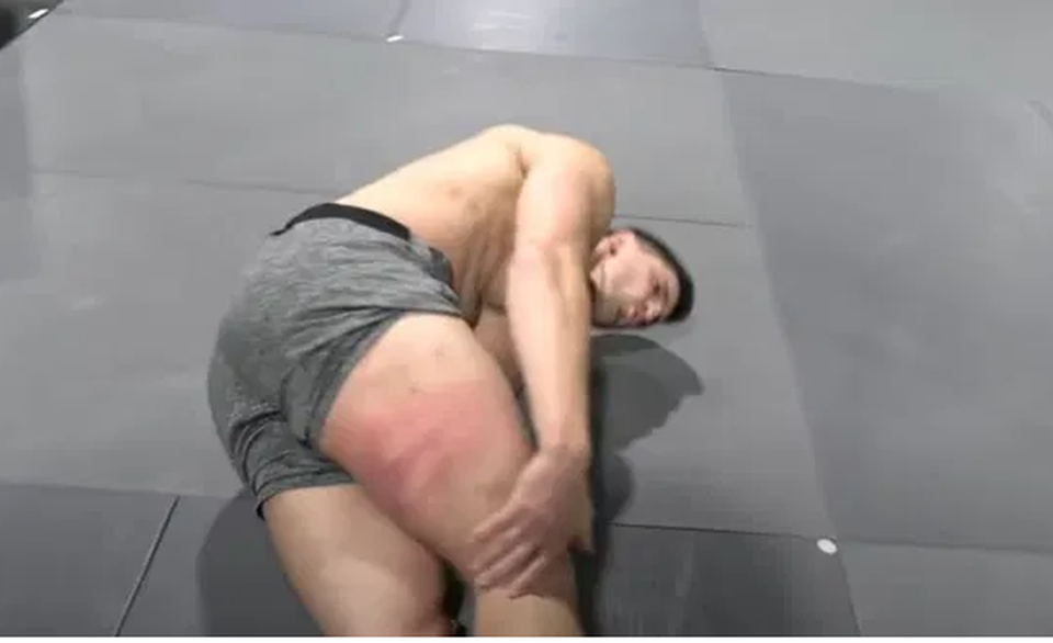 Đứng yên cho đối thủ đá, cả hai võ sĩ suýt... gãy chân - 2