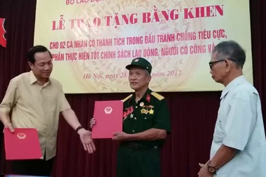 Lãnh đạo Bộ LĐ-TB&XH tặng bằng khen tới 2 lão nông dũng cảm