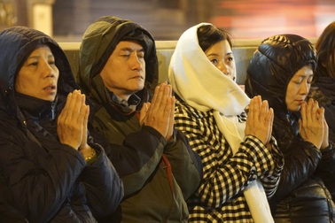 Hàng nghìn người chen chân làm lễ "dâng sao giải hạn" trong giá rét