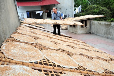 Bắc Giang: Hương quê giòn tan trong miếng bánh đa Dĩnh Kế 