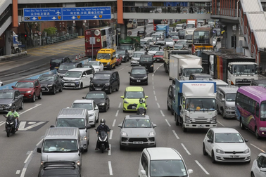 Chi hơn 3 triệu USD mua biển số xe chỉ có chữ R